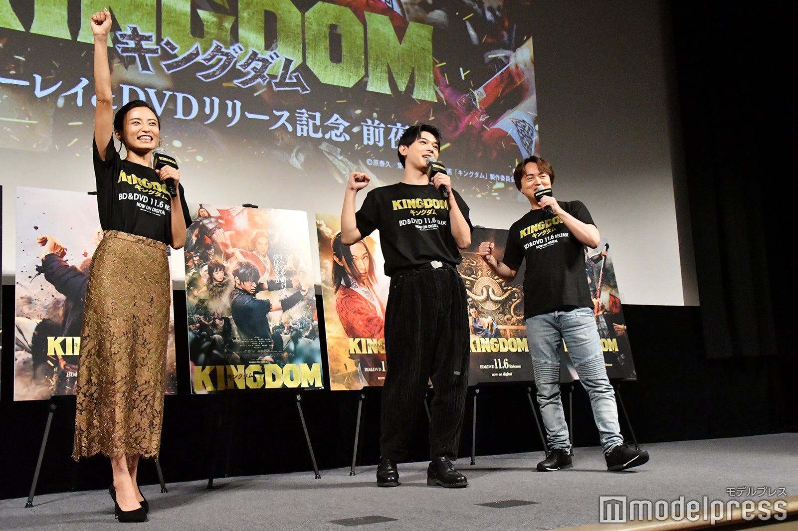 小島瑠璃子（左）、吉沢亮（中央） （C）モデルプレス