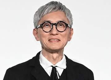 「井之頭さんだぞ！」松重豊「孤独のグルメ」専用スーツ姿公開 刺しゅうのぞかせるポーズに「ちゅてき」