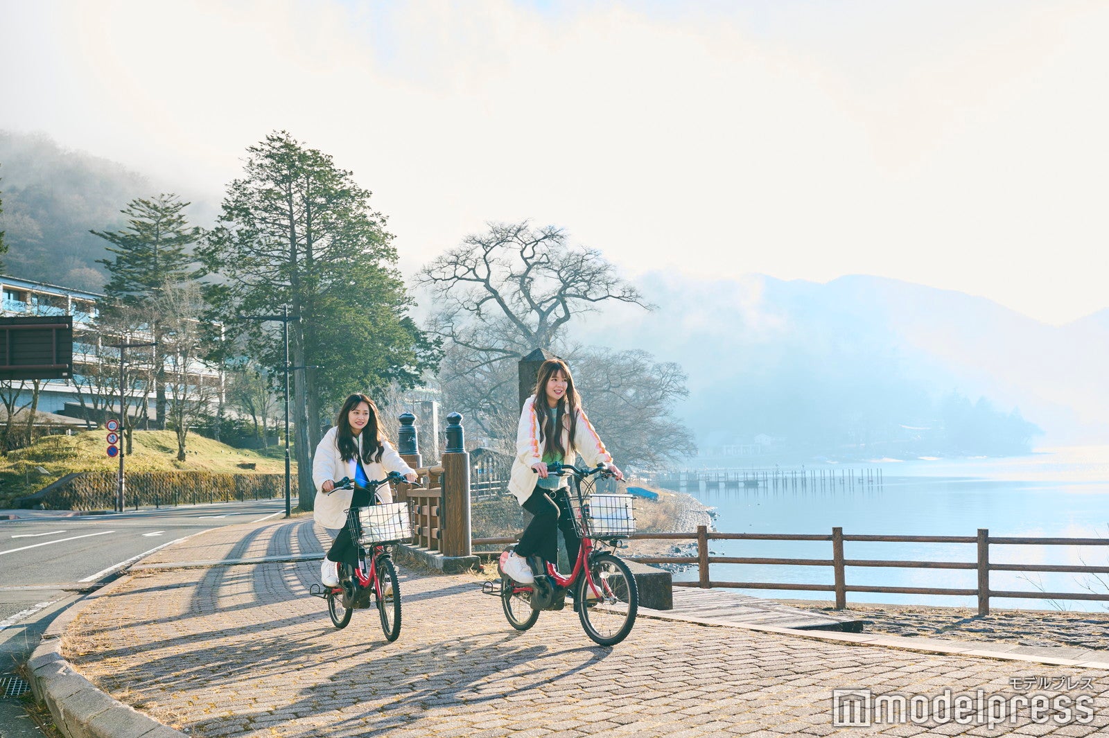 広い中禅寺湖を探索するには自転車を利用するのが便利！（C）モデルプレス