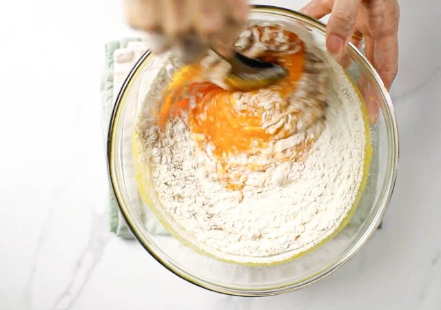 薄力粉、ベーキングパウダー、シナモンパウダーをふるい入れ混ぜる