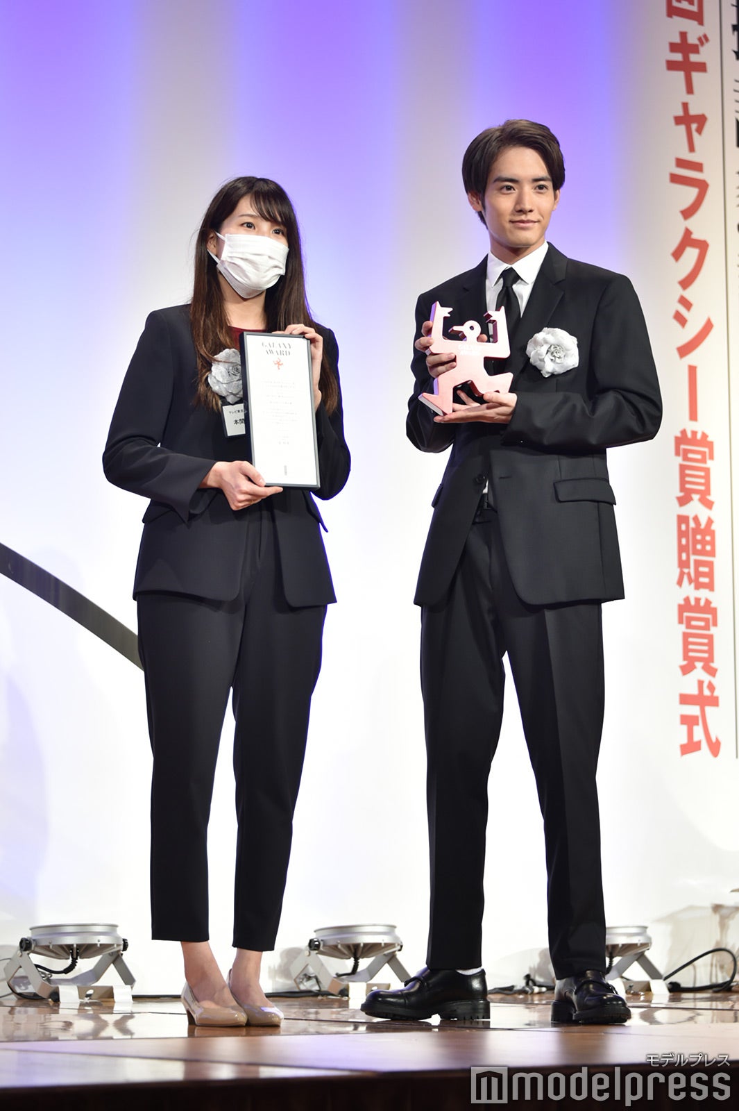 本間かなみプロデューサー、赤楚衛二（C）モデルプレス