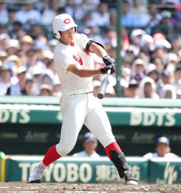 智弁和歌山が3本の長打で先制 相手がファウルフライを落球→右越え二塁打で追加点たたき出す 健大高崎のエース・石垣を早くも攻略 初の複数失点に