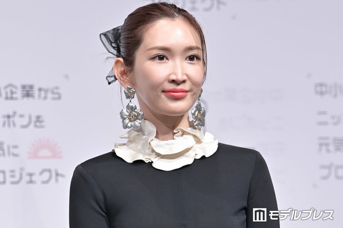 紗栄子、地元帰省で夏休み満喫 親子3ショット公開に「横顔がそっくり」「姉弟みたい」の声