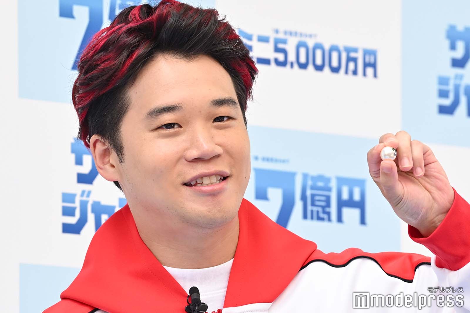 真珠を持つ矢本悠馬（C）モデルプレス