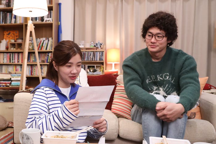 (左から)福田麻貴、野村周平「婚活1000本ノック」第9話より(C)フジテレビ