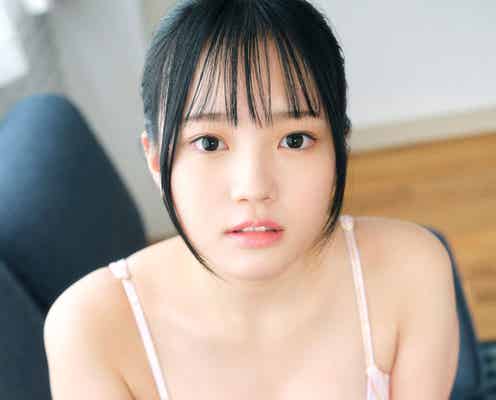 謎の新人JK・鈴原すず、くっきり美谷間強調 上目遣いにドキッ