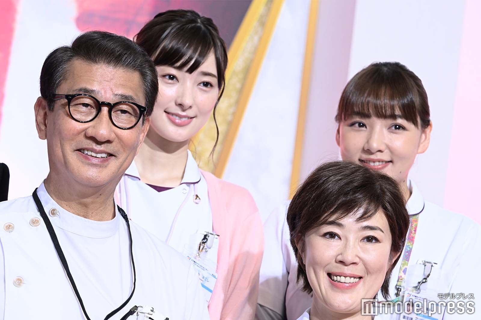 （後列左から）宮本茉由、野呂佳代（前列左から）中井貴一、寺島しのぶ（C）モデルプレス