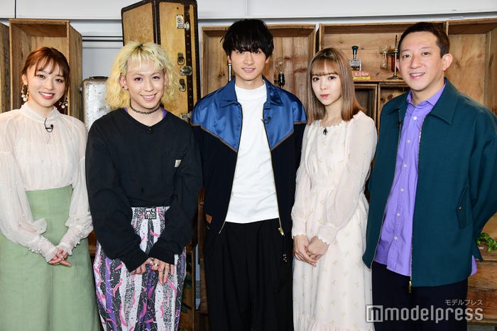 左から:神部美咲、りゅうちぇる、小関裕太、藤田ニコル、高橋茂雄 (C)モデルプレス