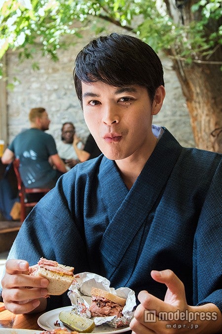 スモークミートサンドを食べる（C）2015 杉浦日向子・ＭＳ．ＨＳ／「合葬」製作委員会