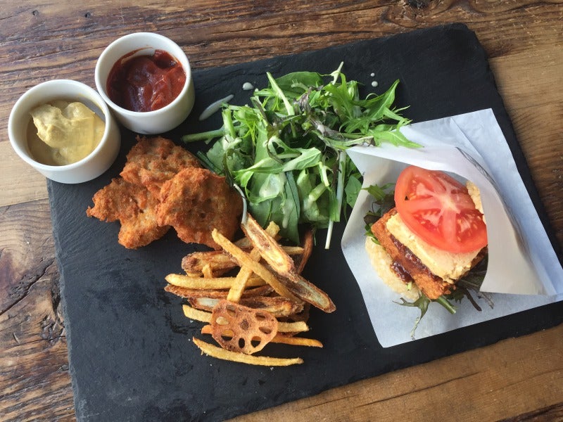 肉不使用の“ヴィーガンバーガー”に大満足！東京・外苑「ORGANIC TABLE BY LAPAZ」