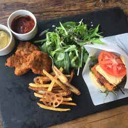 Tofuチーズ&テンペ×Brown rice バーガー¥1,000※ナゲット、フライドベジタブルはサイドメニュー/画像提供:スリーピングトーキョー