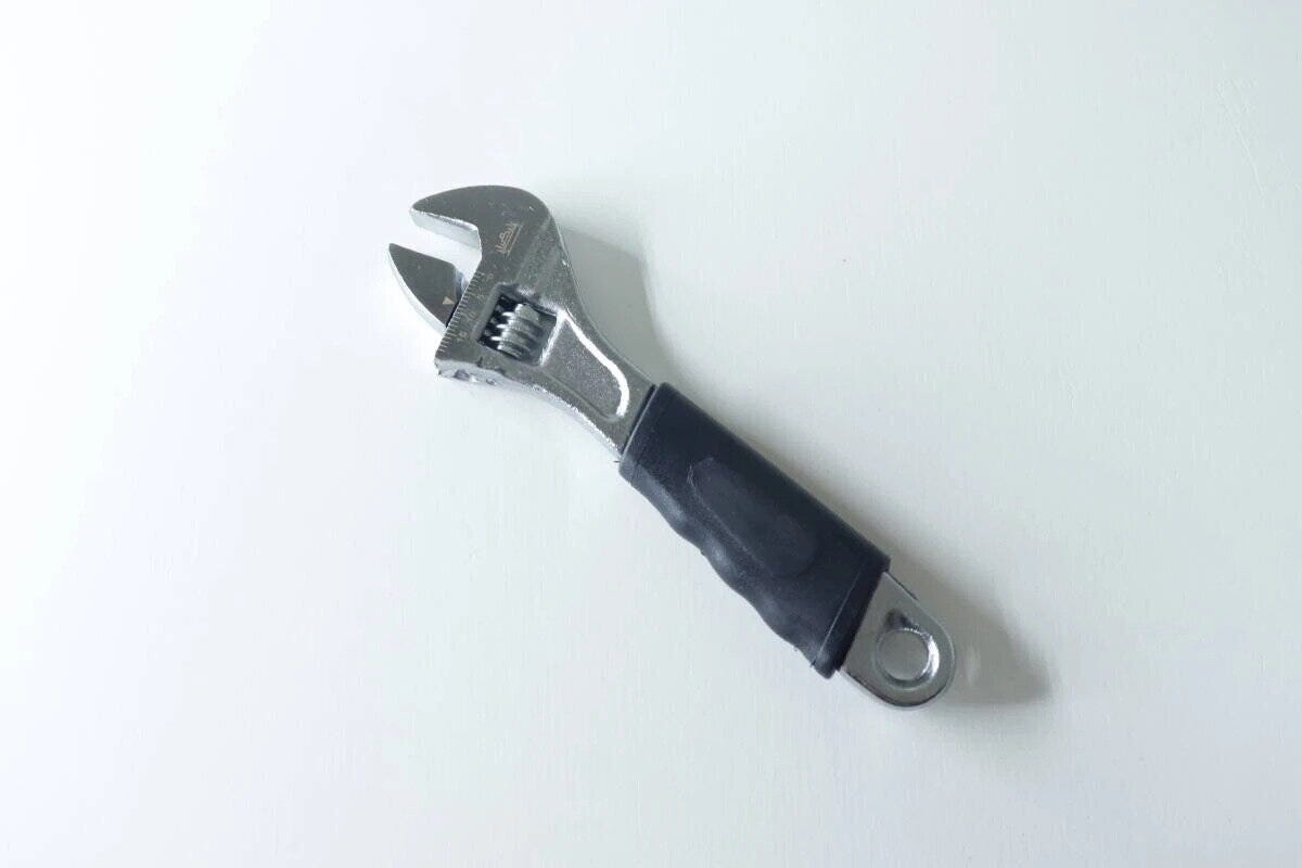 黒いグリップが付いたショートタイプのモンキーレンチ