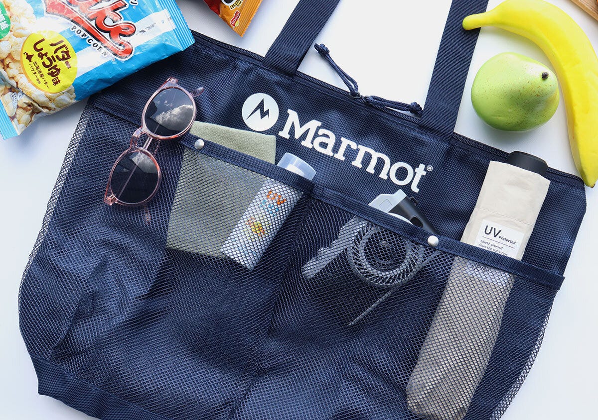 Marmot保冷BIGトートバッグ MarmotトートバッグのメッシュポケットにサングラスやUVケアアイテムを入れた俯瞰スタイリング写真