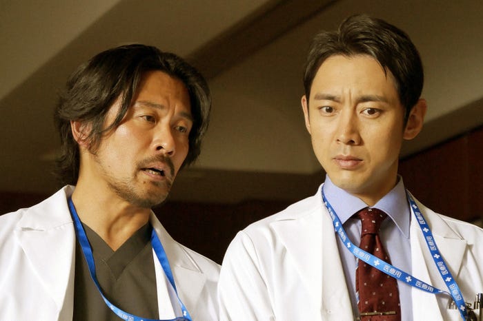 内野聖陽、小泉孝太郎/「ブラックペアン」第3話より(C)TBS
