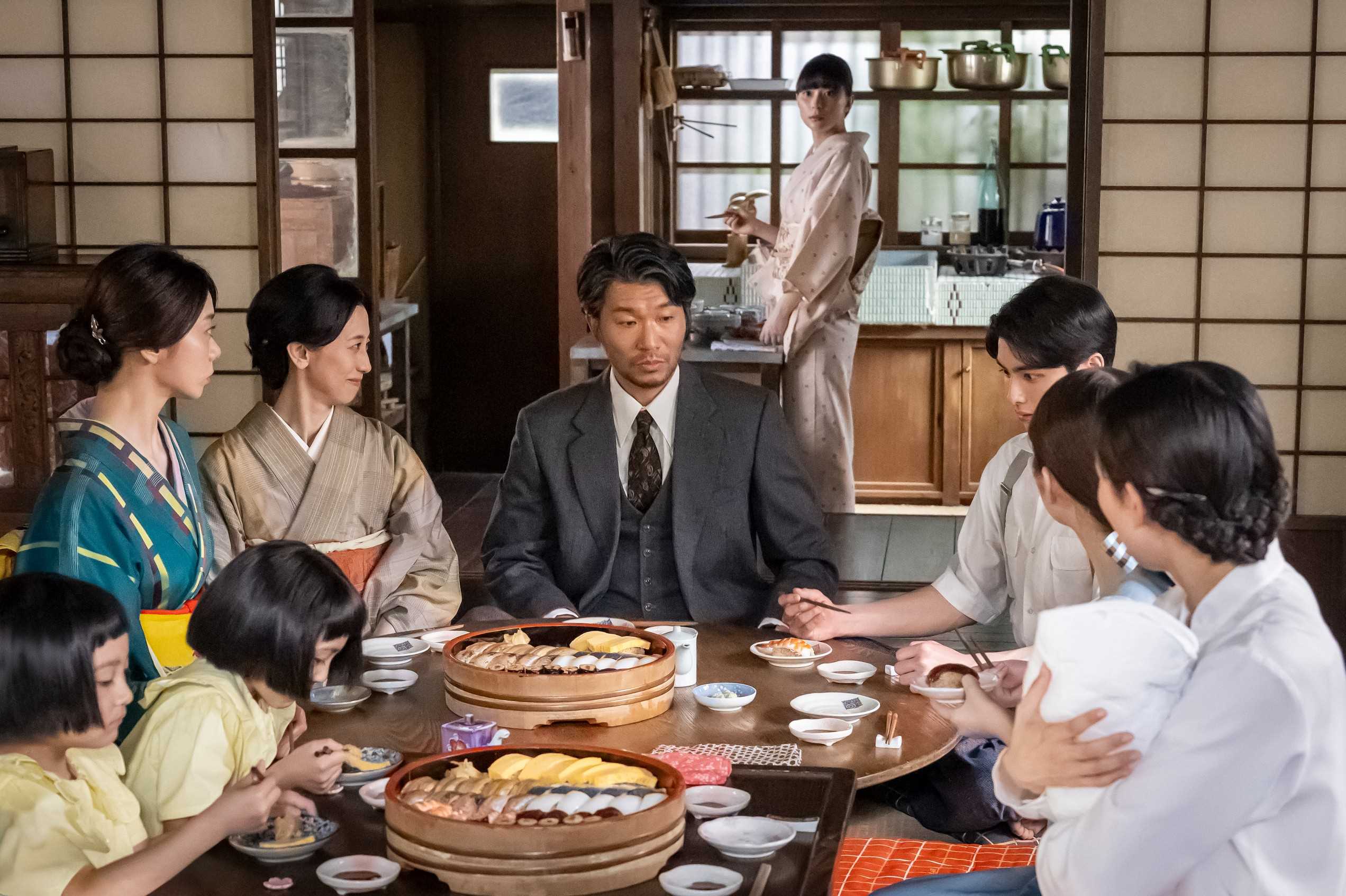 （前方左から）成田梨愛、成田乃愛、森カンナ、紺野まひる、高橋努、本田響矢、小川彩、咲妃みゆ（後方）芳根京子（C）フジテレビ