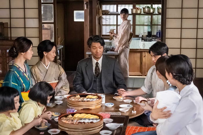 (前方左から)成田梨愛、成田乃愛、森カンナ、紺野まひる、高橋努、本田響矢、小川彩、咲妃みゆ(後方)芳根京子(C)フジテレビ