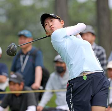ゴルフを始めて4年の14歳が単独首位スタート