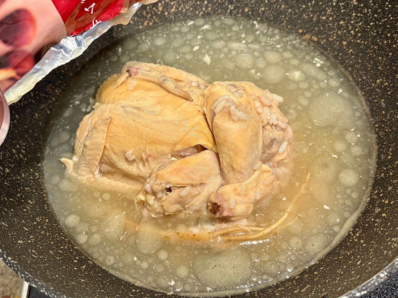 袋から出してみました。大きな鶏肉がごろっと入っています