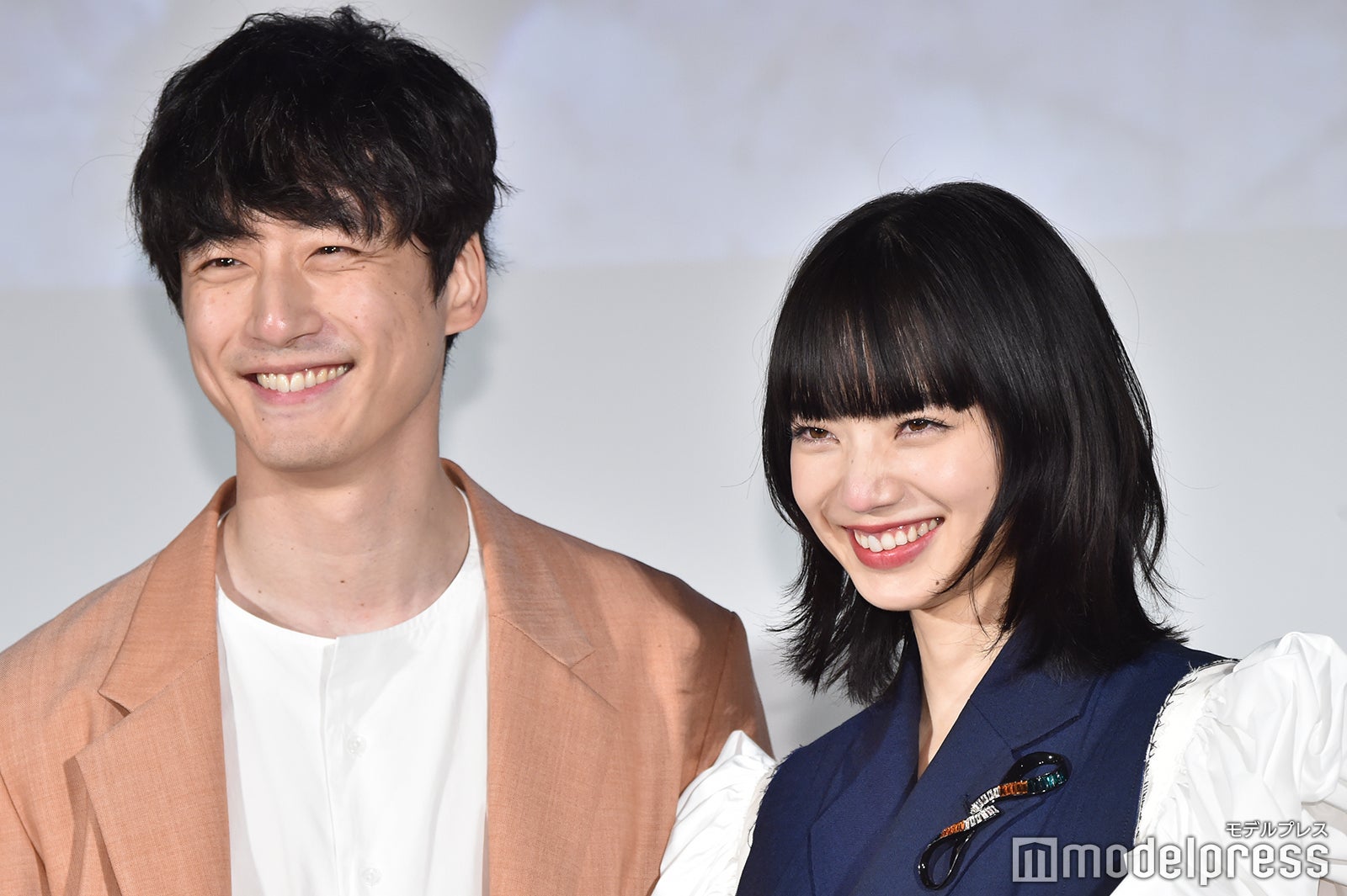 坂口健太郎、小松菜奈 （C）モデルプレス