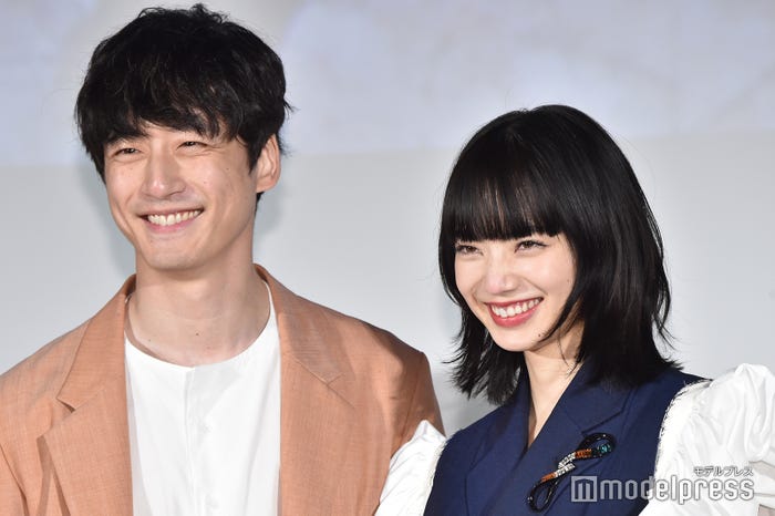 坂口健太郎、小松菜奈 (C)モデルプレス