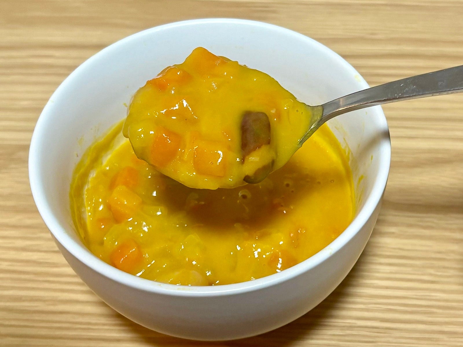 野菜や豆がたっぷり入っていて食べ応え抜群。かぼちゃの自然な甘みに癒やされる濃厚スープです