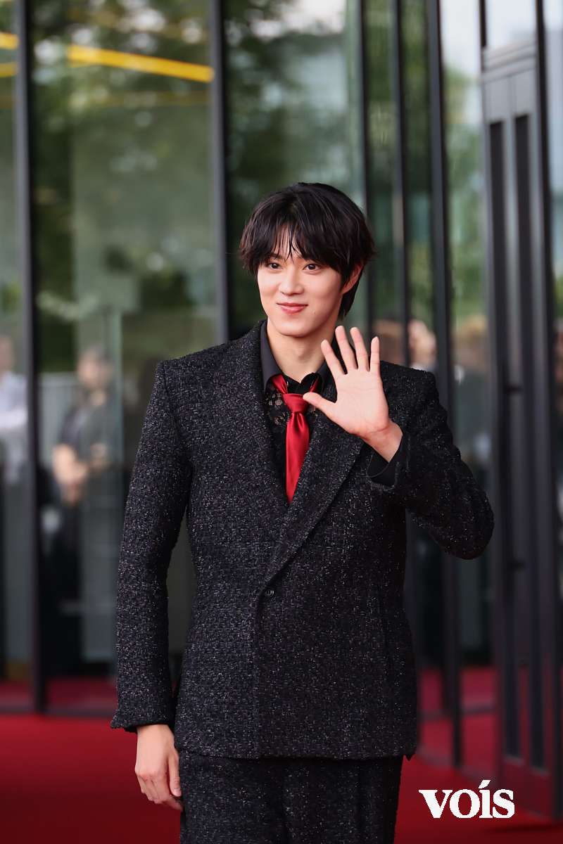 ACEes佐藤龍我、重厚なツイード調セットアップでレカぺに登場「緊張しています」