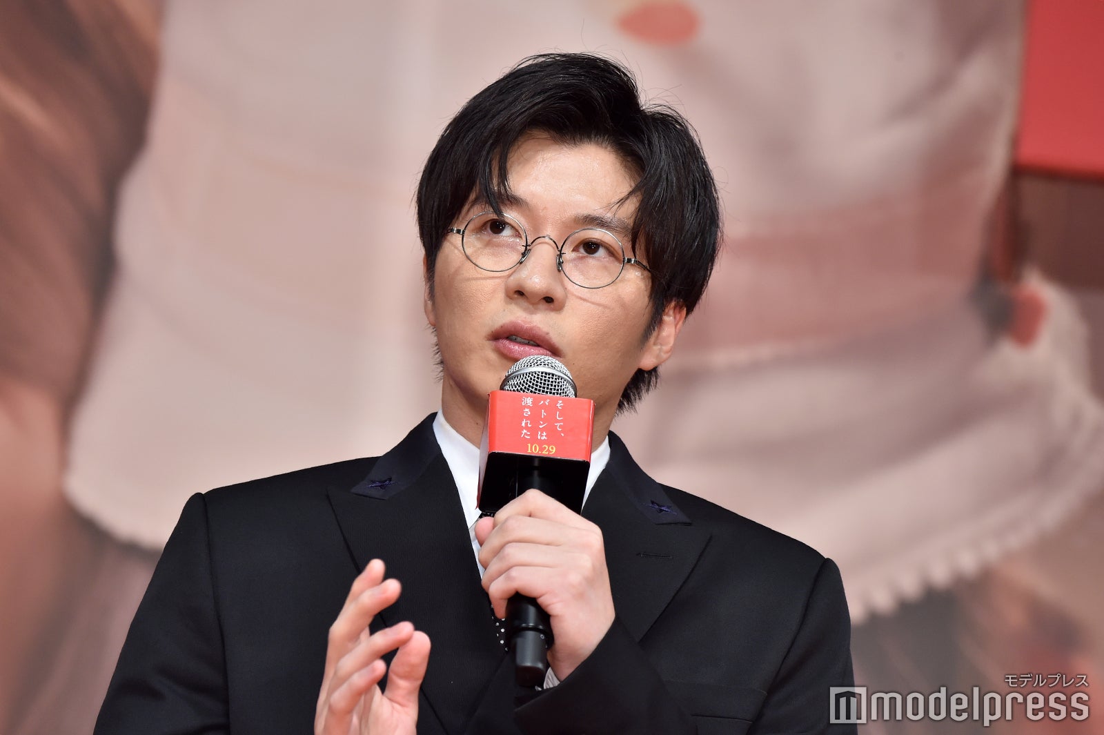 永野芽郁の“秘密”を明かす田中圭（C）モデルプレス