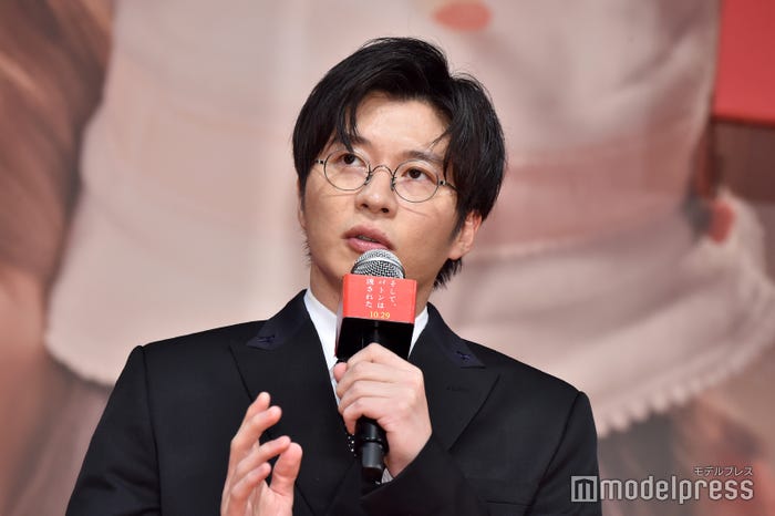 永野芽郁の“秘密”を明かす田中圭(C)モデルプレス