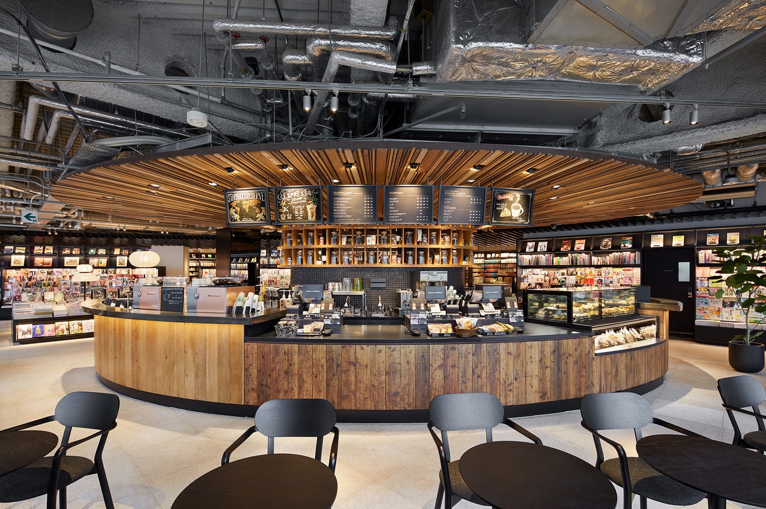 「六本木 蔦屋書店」書籍に囲まれるブック&カフェがリニューアル、バーラウンジも新設