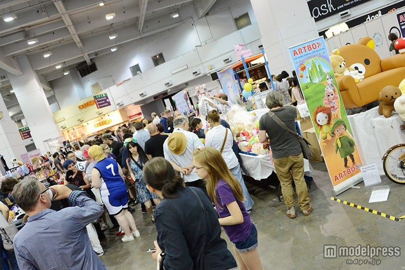 「HYPER KAWAii Tables」