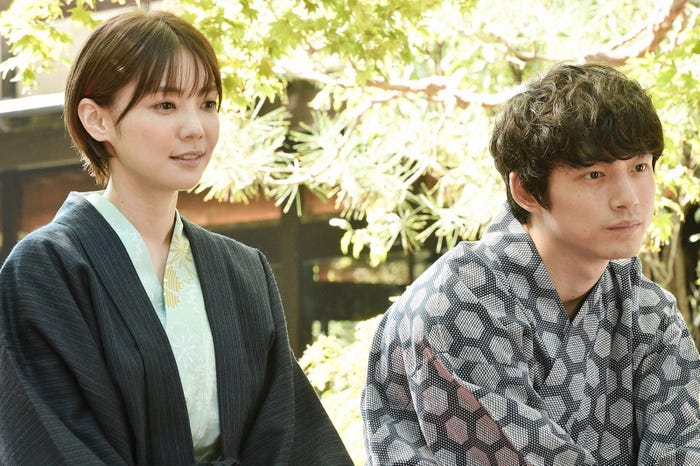 倉科カナ、坂口健太郎/「婚姻届に判を捺しただけですが」第4話より(C)TBS