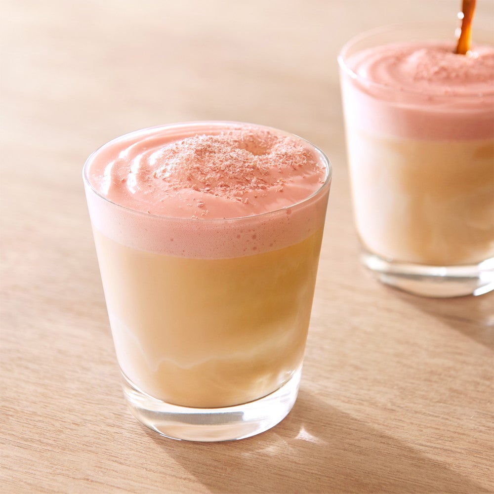 さくら マキアート持ち帰り価格 972円 店内価格 990円／画像提供：スターバックス コーヒー ジャパン