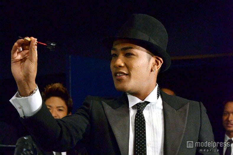 ダーツ対決に挑戦するELLY