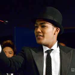 ダーツ対決に挑戦するELLY