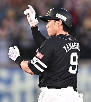 ソフトバンク・柳田 相手選手へ贈った祝花が規格外の大きさと話題 「新装開店w」「やっぱ男前やな」サムアップポーズでニヤリ