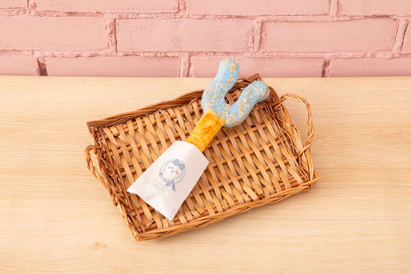 さすまたスティックパイ（ハチワレ）　税込550円（C）nagano