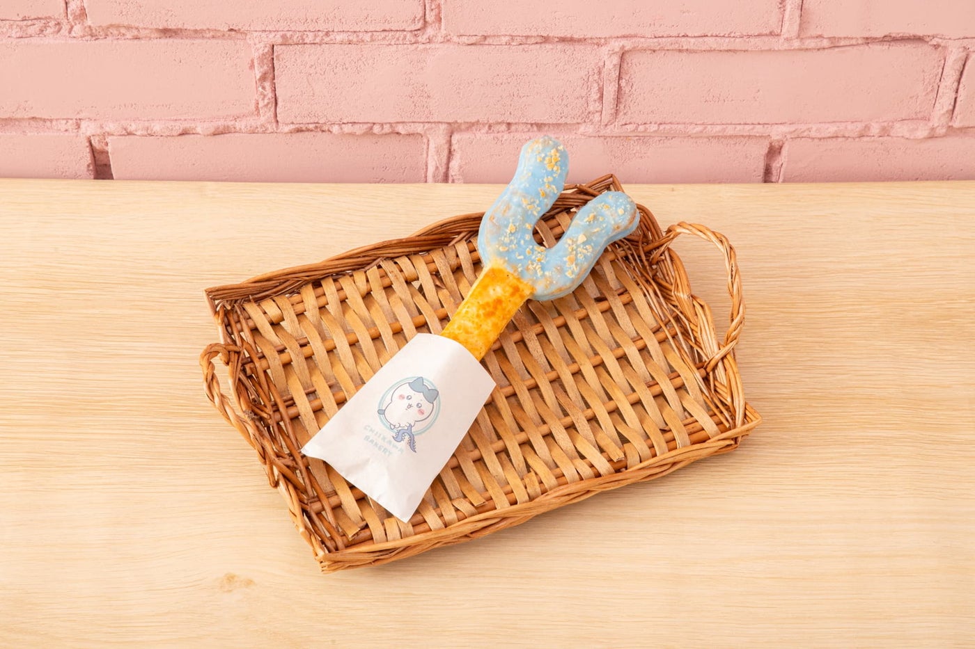 さすまたスティックパイ（ハチワレ）　税込550円（C）nagano