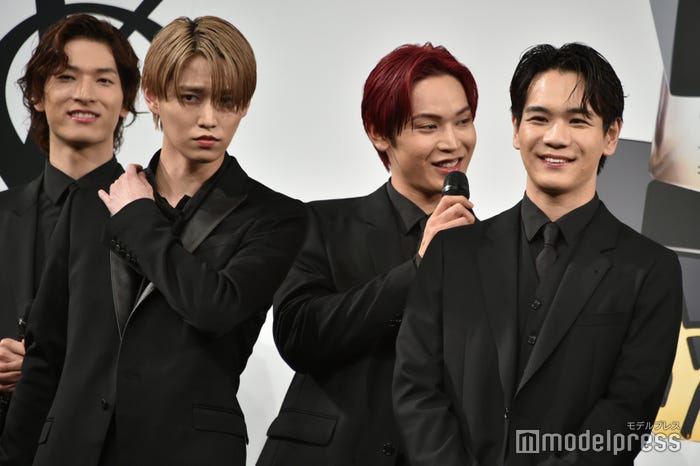 英語で話すとメンバーに前フリする與那城奨(後列中央) (C)モデルプレス