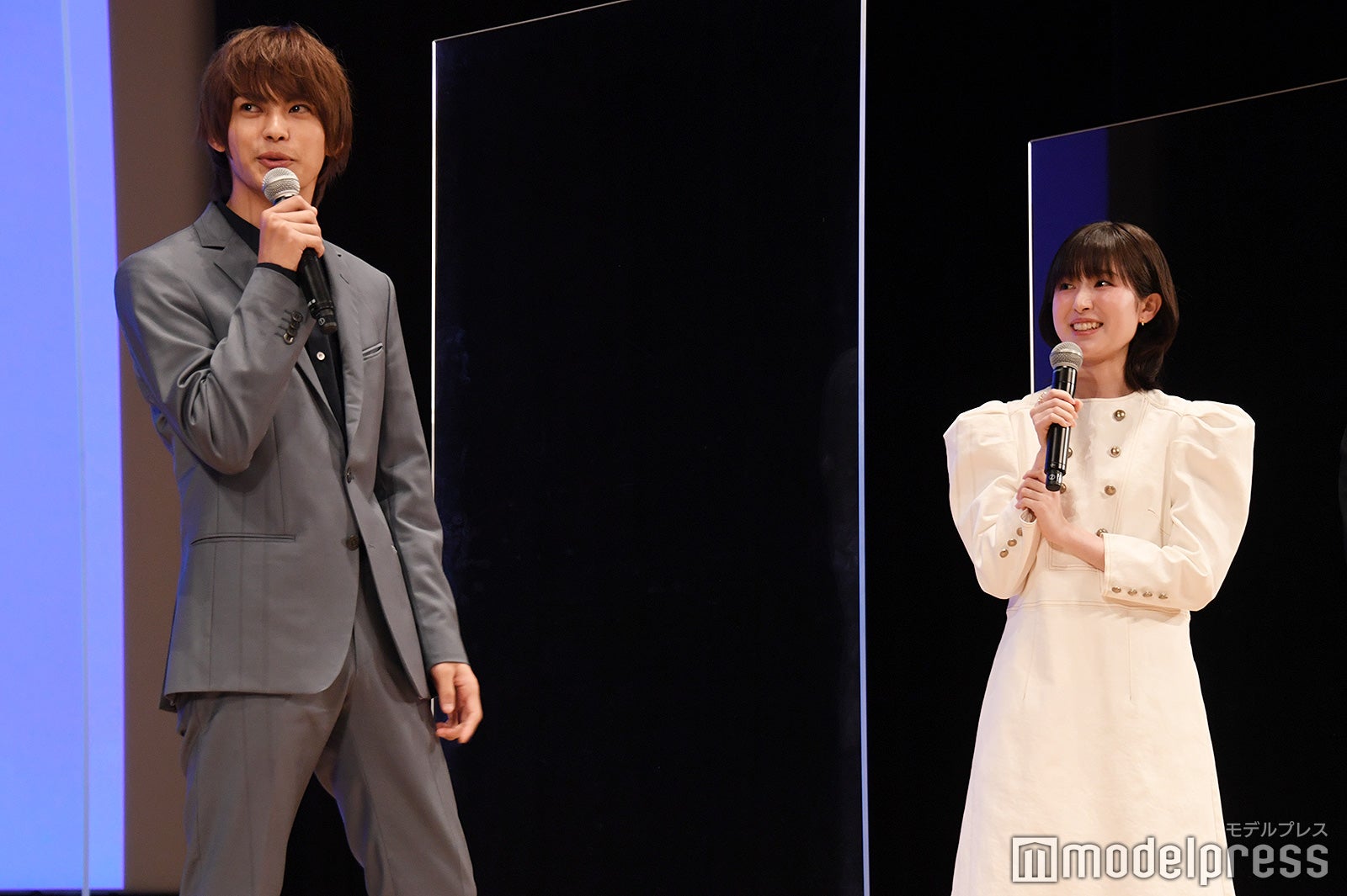 演奏シーンがなかった福本莉子をフォローする神尾楓珠（C）モデルプレス