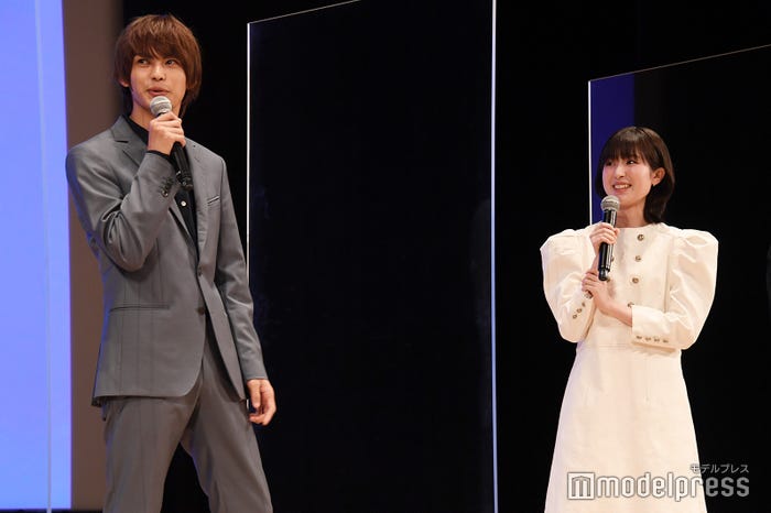 演奏シーンがなかった福本莉子をフォローする神尾楓珠(C)モデルプレス