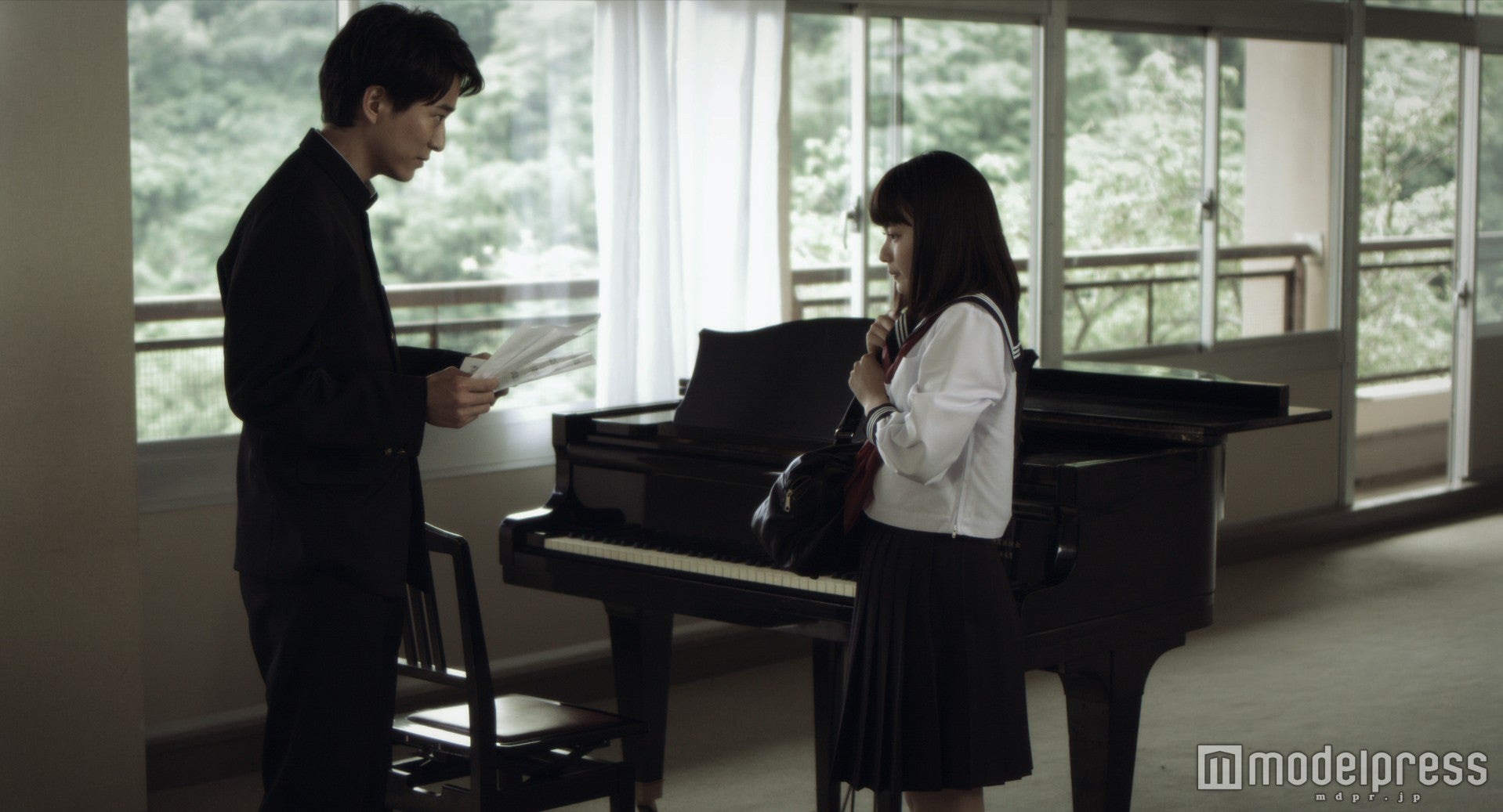 山本舞香・浅香航大／映画「桜ノ雨」より（C）2015 halyosy、藤田遼、雨宮ひとみ、スタジオ・ハードデラックス／PHP研究所／『桜ノ雨』製作委員会