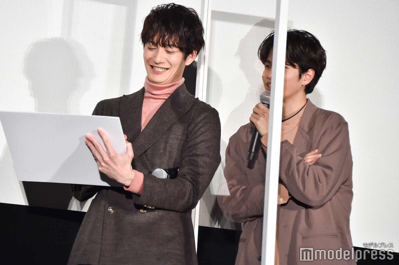 岡田将生にハッシュタグを教える志尊淳 （C）モデルプレス