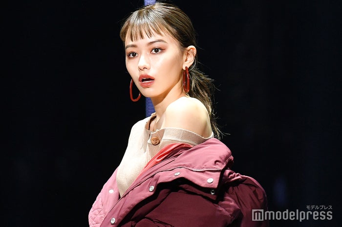 オン眉 山本舞香 ルーズニットが色っぽい 華やかオーラで圧倒 Tgc19a W モデルプレス