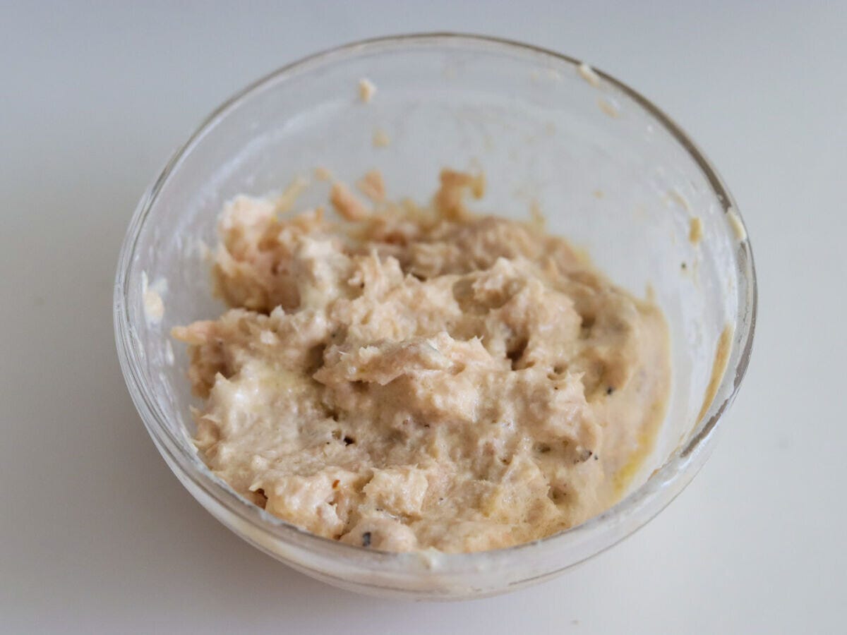 ツナ缶、マヨネーズ、オリーブオイル、塩、こしょうを混ぜ合わせる