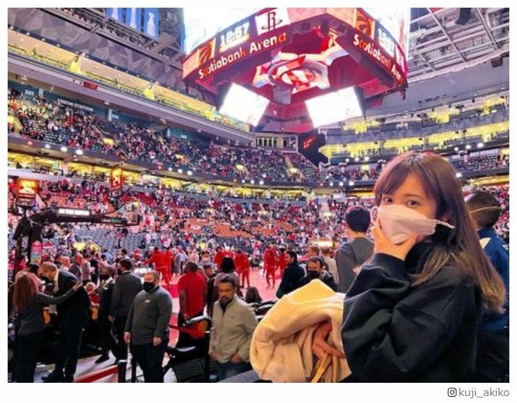 NBA渡邊雄太選手と結婚の元フジ久慈暁子アナ、祝福の声に感謝　試合観戦時のショット公開