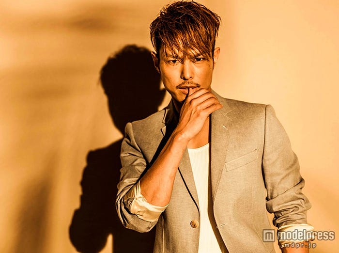 今市隆二/summer arrival、photography_Shiro Katagiri(TROLLEY)、styling_ JUMBO(SPEED WHEELS)、hair_Go Utsugi(SIGNO)、make_Michiko Funabiki/「月刊EXILE」7月号より(画像提供:LDH)