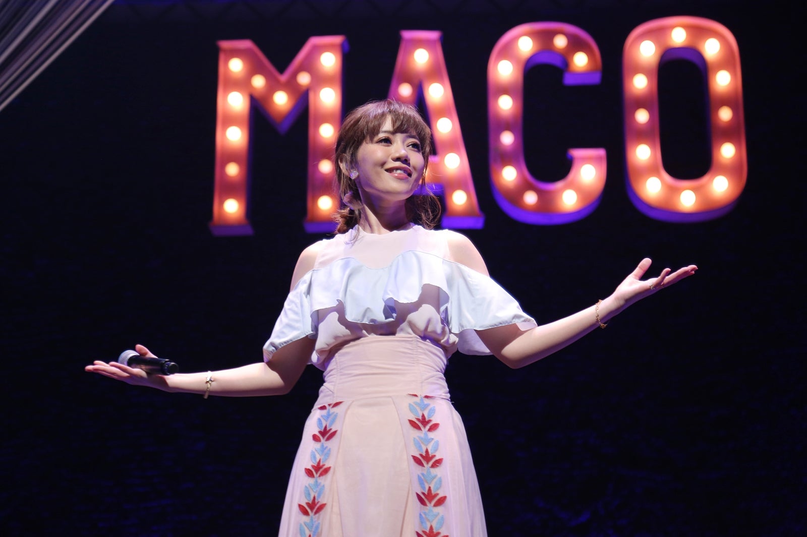 MACOが魅せた“ラブソングのカリスマ”の真骨頂　サプライズ発表に歓声響き渡る＜ライブレポ／セットリスト＞