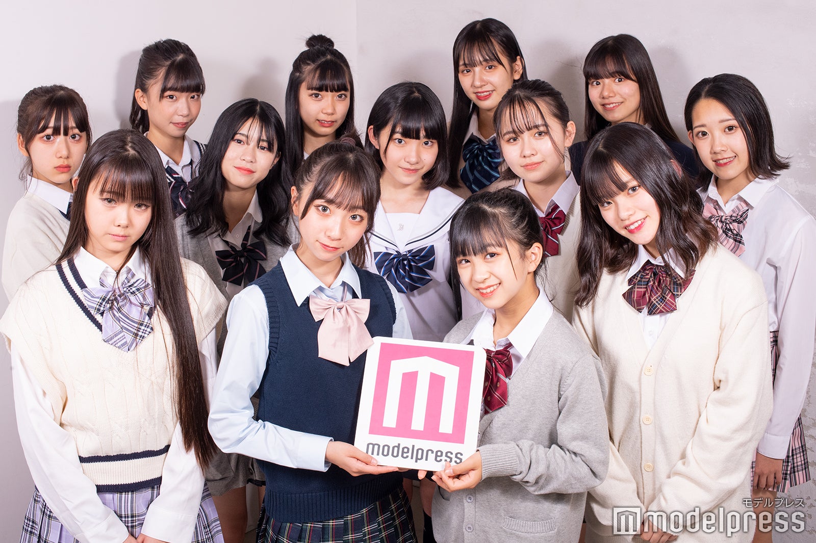 （3列目左から）るなちさん、ゆめなさん、ミリヤさん、あすかさん、くれあさん（2列目左から）ちゃんねねさん、あらぽんさん、まみさん、wakaさん、（1列目左から）れいあさん、いちかさん、ゆいりさん、りおなさん「JCミスコン2021」ファイナリスト（C）モデルプレス