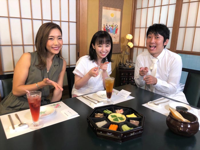 (左から)麻田ゆんさん、今泉佑唯、石田明(画像提供:テレビ朝日)