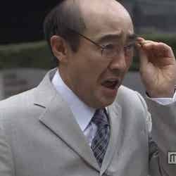 「サイテー!」とビンタされる中年男性/最低価格保証キャンペーン動画(YouTube)より